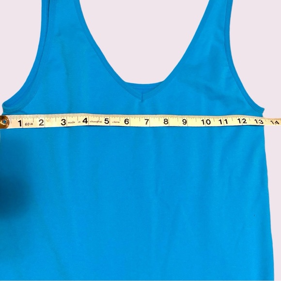 NEW Women’s Bright Blue 2-Way (Scoop and V-Neck) Seamless Tank - Picture 3 of 3